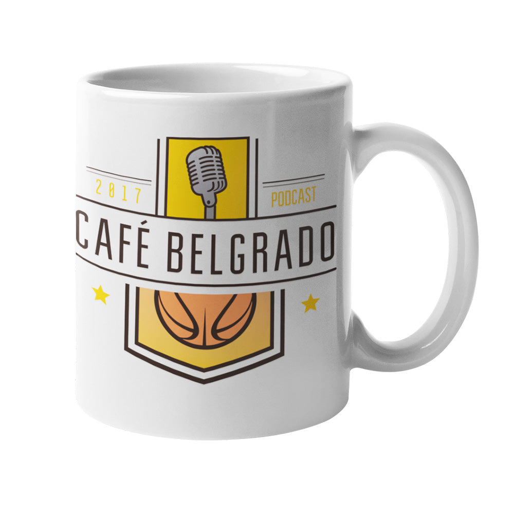 Caneca branca com a logo do podcast Café Belgrado