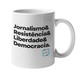 Caneca branca com a escrita Jornalismo&Resistência&Liberdade&Democracia, referência ao podcast "Vida de Jornalista"